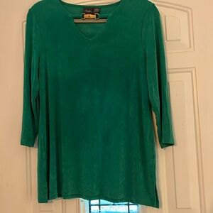 Travelers by Chico Size 1 green top